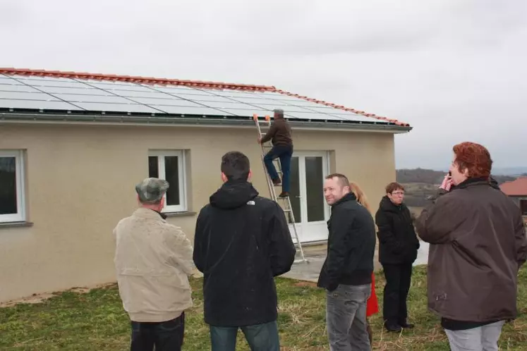 Une cinquantaine de personnes, agriculteurs ou non, sont venues à la porte ouverte.Elles se sont montrées à la fois curieuses et intéressées.