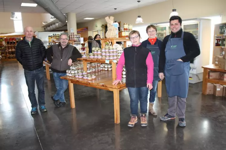 5 des 10 producteurs associés de la SARL dans le magasin qu’ils ont fait construire en 2011.