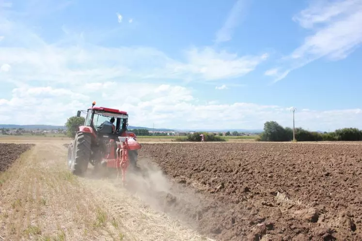 Les travaux agricoles n’attendent pas, les agriculteurs sont donc aux champs et dans leurs étables.