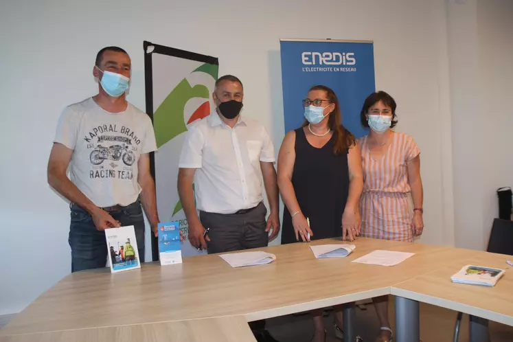 Alain Boudet et Yannick Fialip avec Nathalie Castex et Agnès Besson d'Enedis, lors de la signature de la convention.