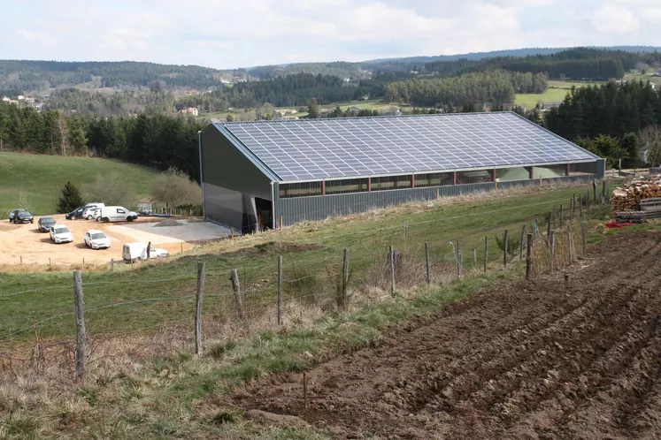 Panneaux photovoltaïques sur un bâtiment d'élevage