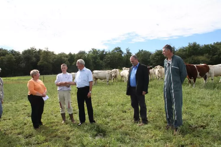 Pierre Chevallier au centre avec les 3 associés du Gaec de l’Angevine et Gilbert Guignand président de la FDSEA de Haute-Loire.