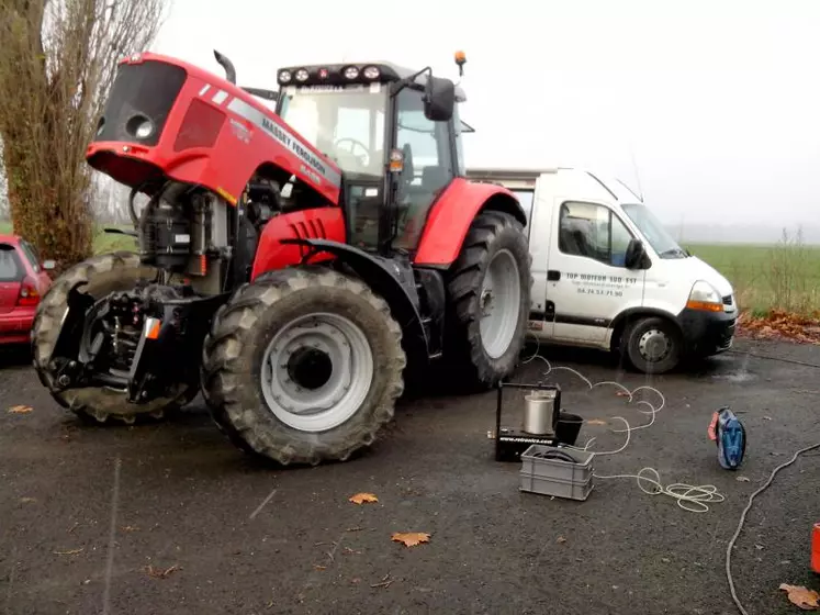 Un tracteur en train de passer au banc d'essai moteur.