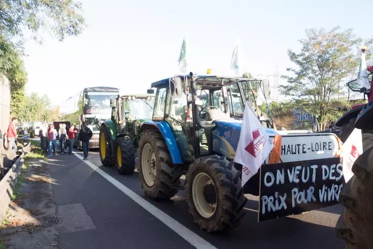 À plusieurs occasions, les adhérents de la FDSEA et des JA de Haute-Loire se sont mobilisés pour défendre leur métier et les prix de leurs produits.