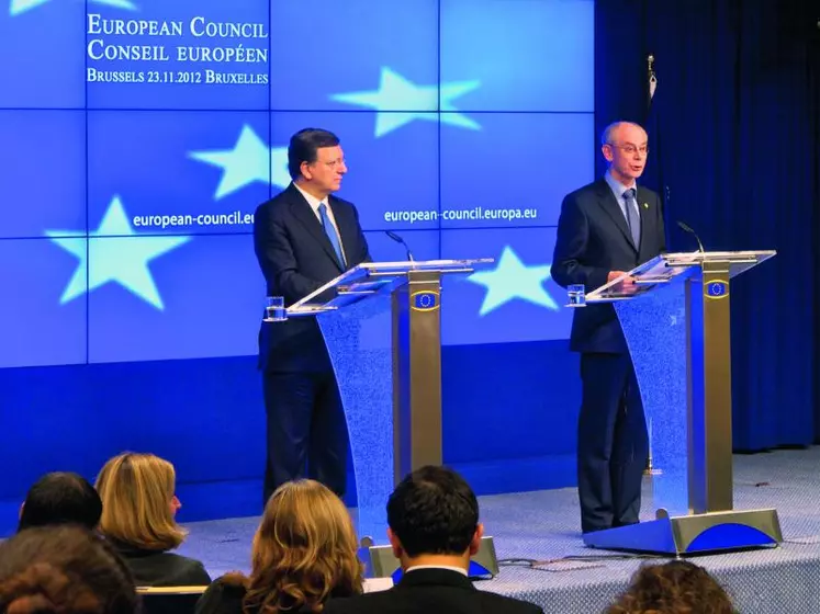 Jose Manuel Barroso (à gauche), président de la Commission européenne, et Herman van Rompuy, président du Conseil européen, lors de la conférence de presse du 23 novembre, après les négociations sur le budget 2014-2020.