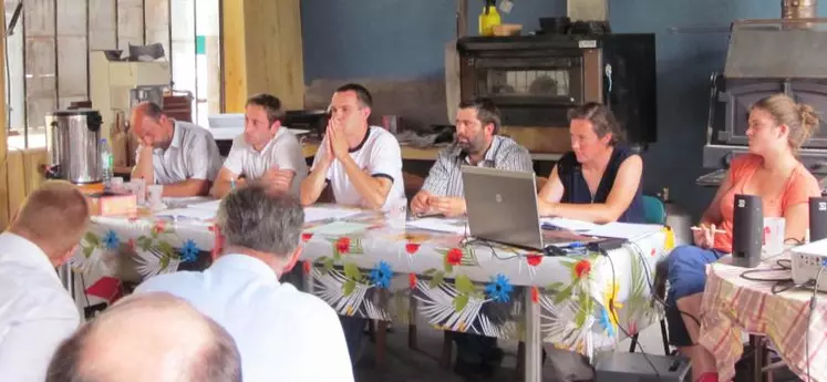De gauche à droite, Nicolas Perret, JA 03, Frédéric Lacoste, JA 15, Benoît Julhes, Président des JA Auvergne, Cédric Gauthier, JA 43, Marion Vedel, JA 63 et Camille Vignerot, animatrice.