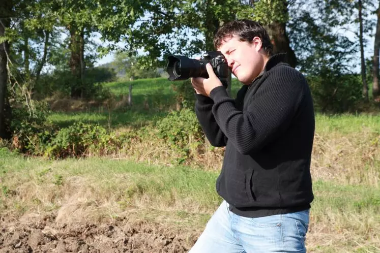 Anthony Bonnefille en train d’immortaliser un paysage rural.