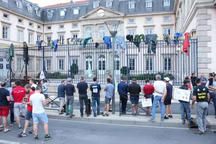 Opération symbolique : les agriculteurs ont jeté bottes et bleus de travail sur les grilles de la Préfecture remettant à l’État les “clés“ de leurs exploitations…