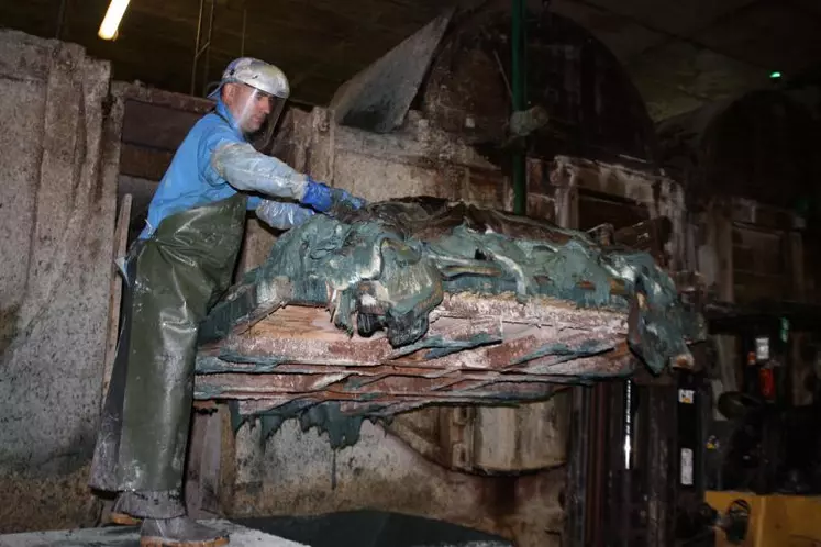 Les peaux arrivent à l'état salées à l'usine.