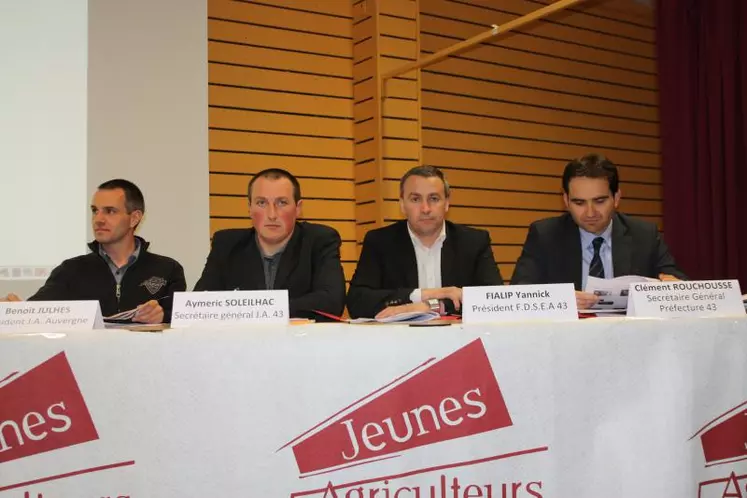 Aymeric Soleilhac (deuxième en partant de la gauche), secrétaire général de JA43 présentera le rapport d’orientation 2016.