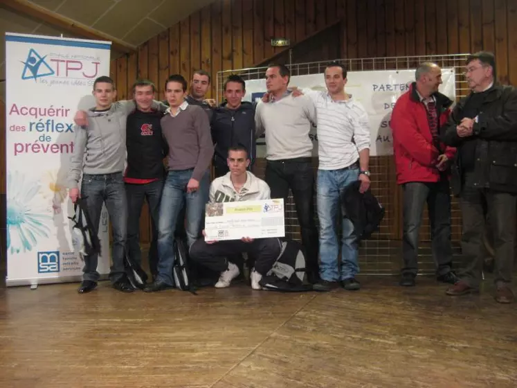 Les lycéens de Louis-Pasteur, à Lempdes, lauréats du Trophée MSA 2010 avec leur projet concernant la sécurité sur le tracteur.