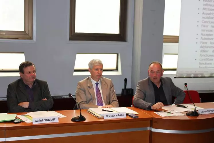 Michel Chouvier vice-président, Éric Maire Préfet et Laurent Duplomb président de la Chambre d’Agriculture, lors de la session.