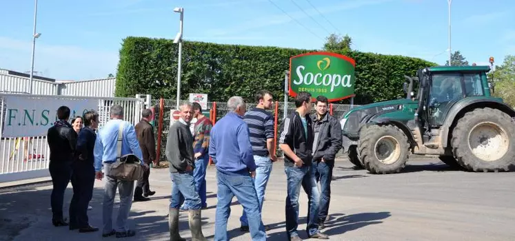 Les éleveurs ont bloqué plusieurs camions sur le site de la Socopa, à Villefranche d’Allier.