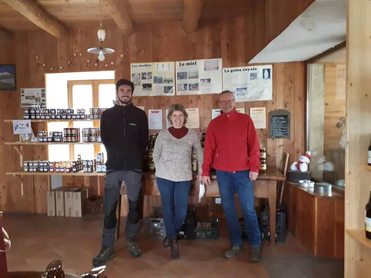 Emilien, Rachel et Gérard Fargier, les 3 associés du Gaec des Ruchers du Mézenc dans leur magasin de vente aux Estables