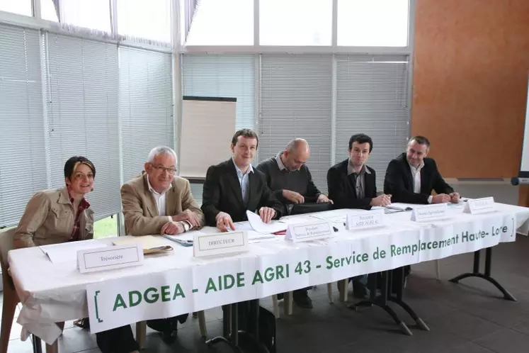 De gauche à droite : Sandrine Cottier, Claude Cubizolles (directeur SR43), Frédéric Pélisse (président SR43), Christian Gouy (président Aide Agri 43), Mikaël Vacher (président ADGEA et JA43), Yannick Fialip (président FDSEA).