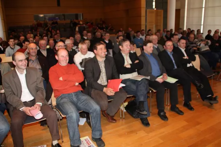 Adhérents et responsables professionnels de la FDSEA se sont rassemblés dans la salle de session du Conseil Régional.