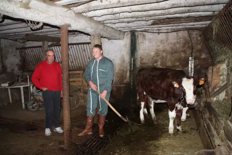 Denis Pignol avec Jérémy Lèbre, l’un des salariés du GEDRA en poste à Savignac.
