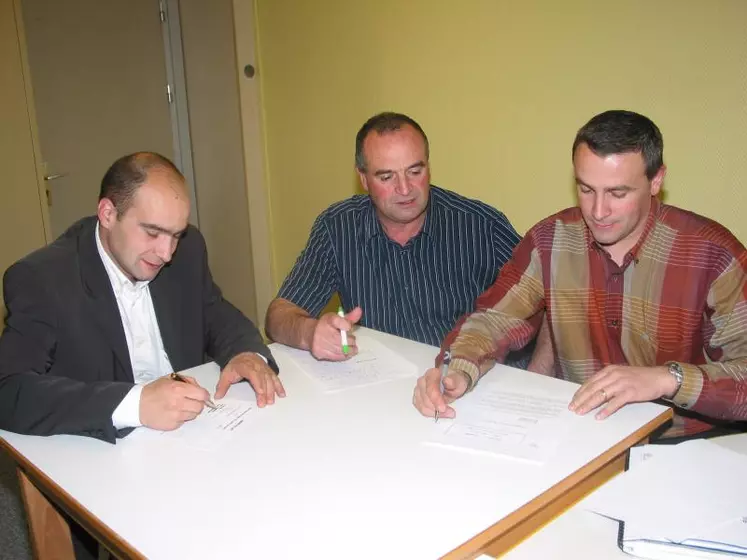 Jean Julien Deygas JA 43, Gilbert Guignand et Yannick Fialip FDSEA, font le point.