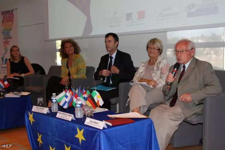 Emilie Wagner, du centre d’information Europe Direct, Sophie Auconie, députée européenne, Pierre Ricard, secrétaire général affaires régionales, Arlette Arnaud-Landau, vice-présidente du Conseil régional et Guy Vissac, vice-président du Conseil général.