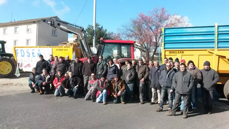 Les producteurs se sont relayés pour bloquer l’usine de la CFVA à Beauzac de dimanche soir à mardi matin. Ils demandent une hausse 
du prix du lait et la signature de la charte laitière initiée par la FNPL.