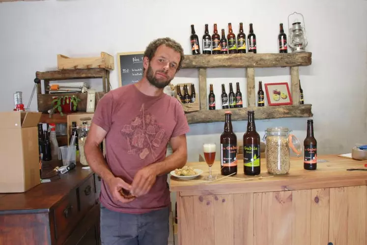 Philippe Lonjon dans sa brasserie installée sur sa ferme à Saugues.