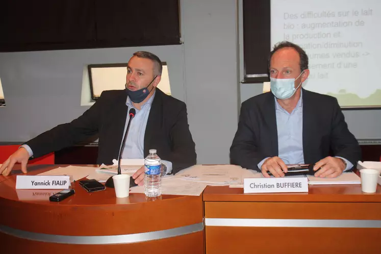 Yannick Fialip président de la Chambre d'Agriculture de Haute-Loire et Christian Buffière directeur, à la tribune.