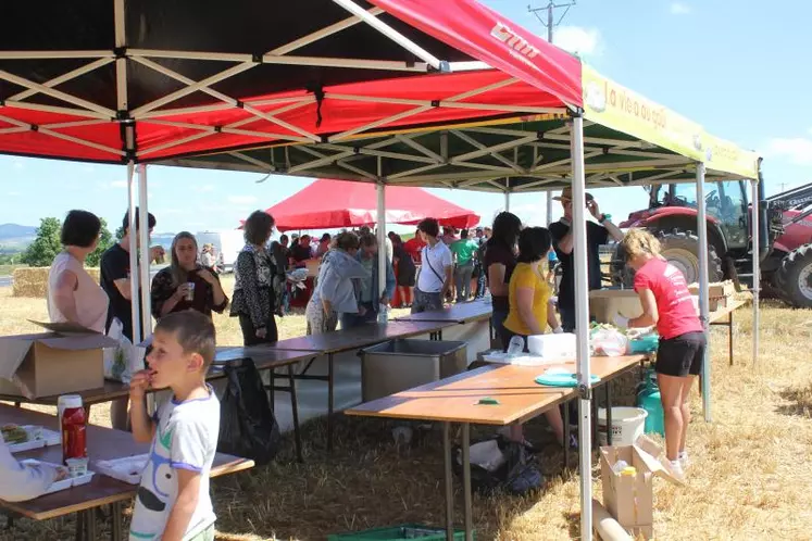 Côté JA, on s’active pour servir les plateaux repas avec burger, frites et yaourts fermiers.