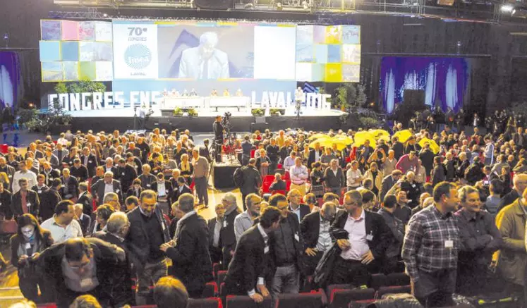 Durant le discours du Ministre, les congressistes ont tourné le dos à la tribune pour signifier qu’il ne répondait pas à leurs attentes.