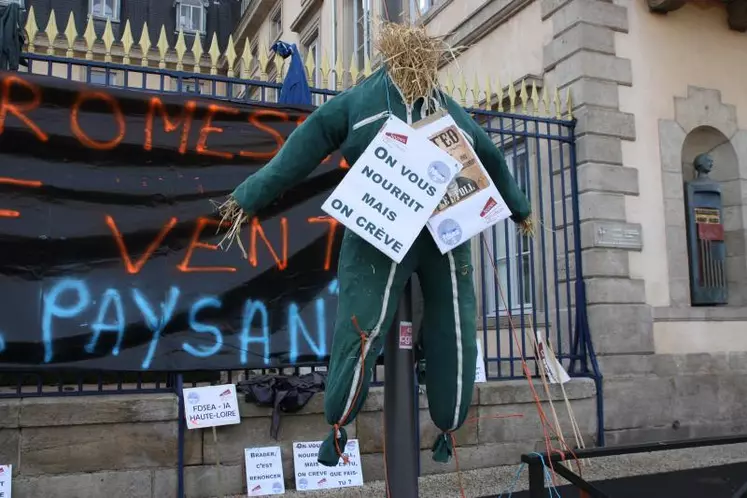 Pluie de bottes et bonhomme de paille devant la préfecture... 200 agriculteurs étaient réunis pour exprimer leur détresse.