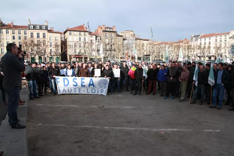 Plus de 200 agriculteurs sont venus manifester leur colère devant la Préfecture.