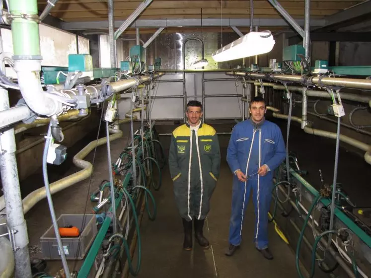 Le technicien machine à traire en compagnie de Hervé Gisclon de l’EARL de Roudesse.