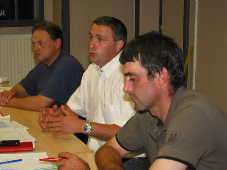 Jean Michel Durand secrétaire général de la FDSEA, Yannick Fialip Président de la section laitière FDSEA et Didier Bonnet administrateur au CRIEL Rhône-Alpes.