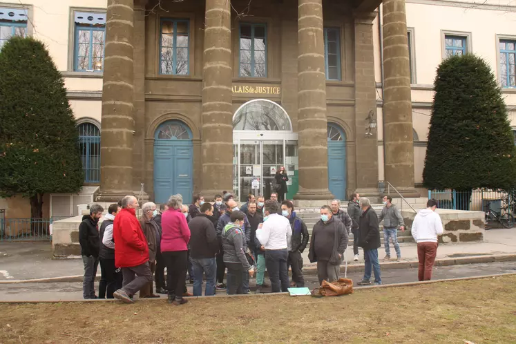 Les associés du Gaec de Coupet accompagnés de leur famille ont reçu le soutien de la FDSEA et des JA et d'amis et voisins. 