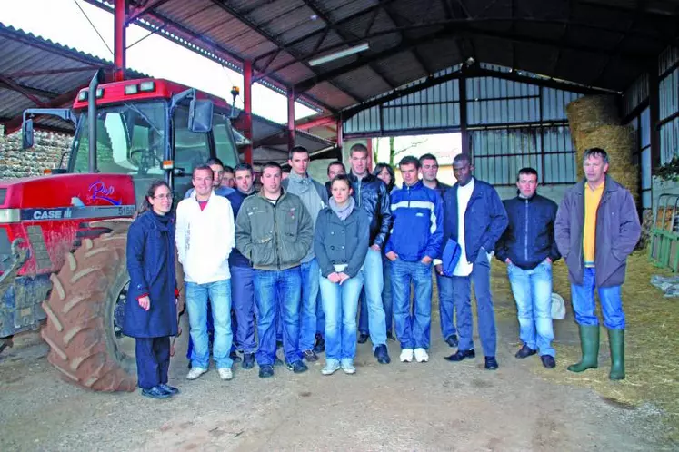 Le groupe d’étudiants-apprentis en première année de BTS ACSE sur l’exploitation de Gilles Boyer.