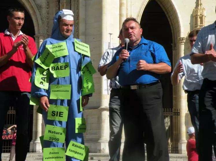 A Orléans : l'homme contraintes affiche ici les multiples réglementations qui s'accumulent