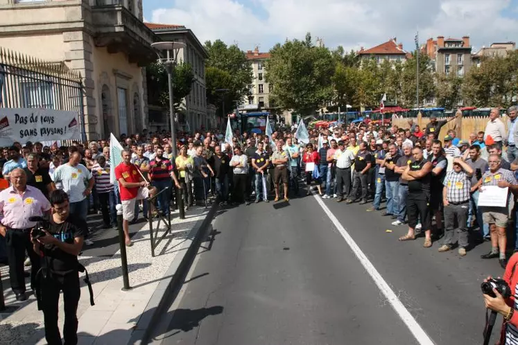 500 agriculteurs, venus en tracteur ou en voiture, se sont rassemblés devant la Préfecture au Puy.