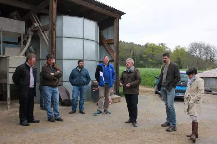 Discussion entre producteurs avec deux responsables nationaux de la FNPL, Daniel Perrin (à gauche) trésorier et Michel Lacoste (3ème en partant de la droite).