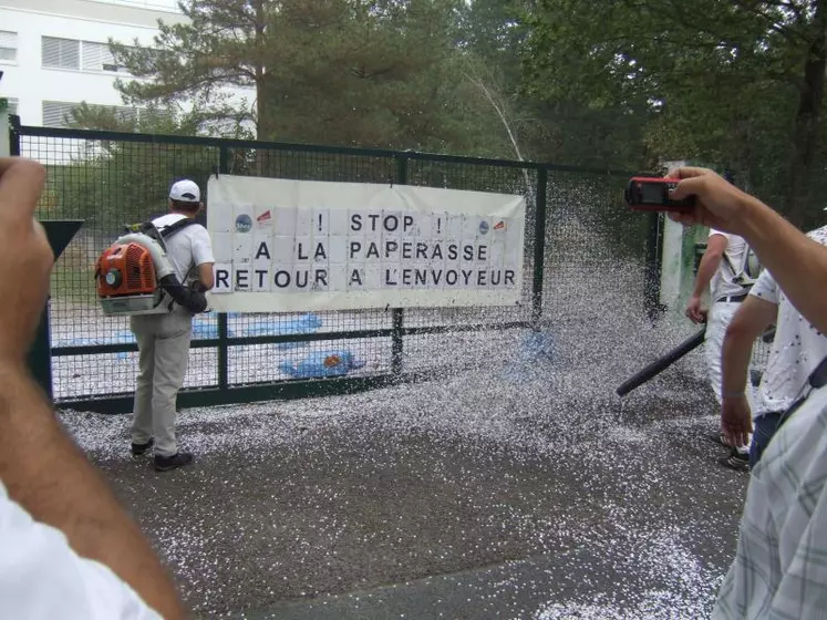 Lancé de confettis devant les grilles de la Dreal pour marquer l’overdose de paperasse administrative.