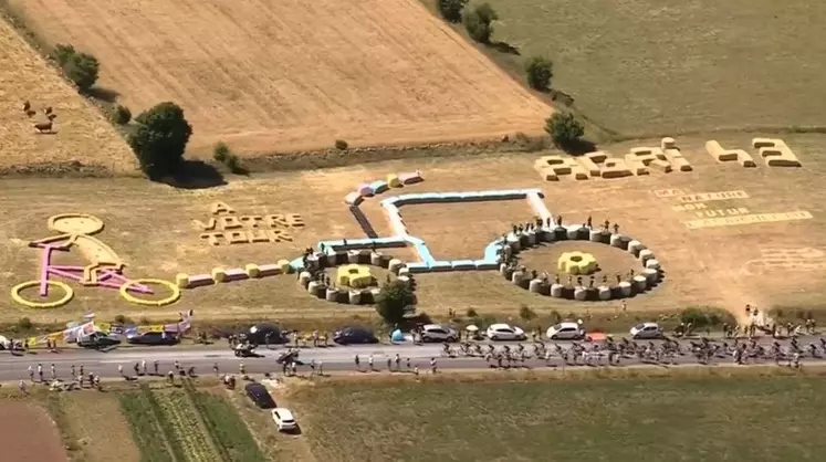 Fresque géante des agriculteurs de Haute-Loire, vue par des milliers de spectateurs lors de l'étape 14 du Tour de France 2022.