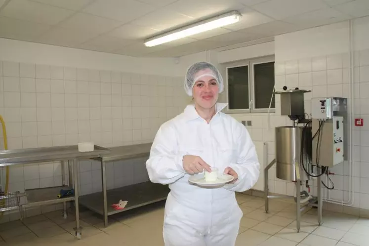Sandrine Villesèche-Mathieu, la responsable de la micro-fromagerie, dans les nouveaux locaux.