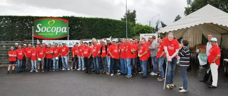 Des agriculteurs venus du Cantal, du Cher, de Corrèze, de Creuse, de l’Allier, du Puy-de-Dôme et de Haute-Loire se relaient chaque jour et chaque nuit pour assurer le blocage.