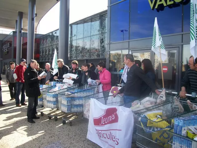 Devant l’une des enseignes visités par la FDSEA-JA, les agriculteurs examinent les produits alimentaires qu’ils ont retiré eux-mêmes des rayons.