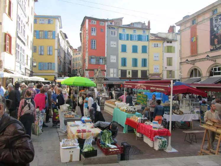 Le marché du Plot du samedi, lieu d’échanges et de vie.