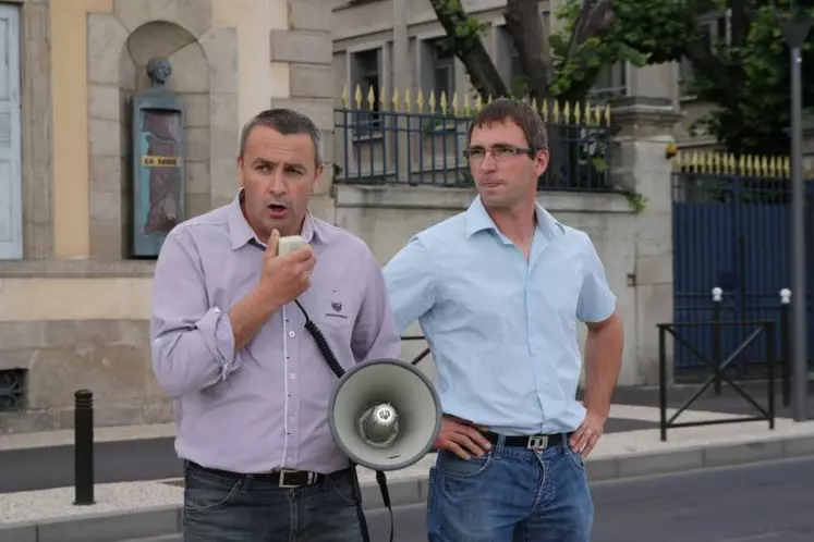Yannick Fialip et Anthony Fayolle à l’occasion d’une action syndicale FDSEA-JA devant la Préfecture. (Photo d’archives)