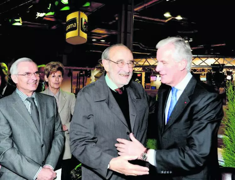 Au salon de l’agriculture 2009, Edgard Pisani a reçu des mains de Michel Barnier, le Prix des Lecteurs Terra 2009 pour son ouvrage « une politique mondiale pour nourrir le monde ».