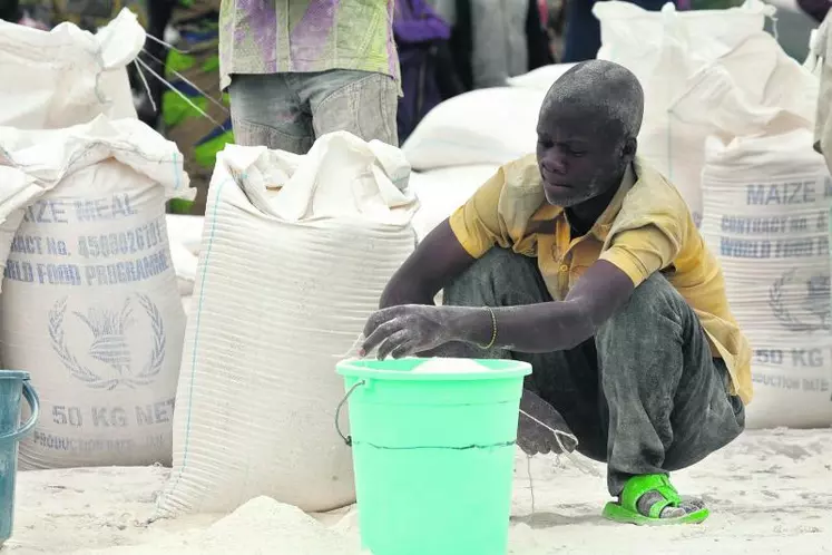 Distributions de rations alimentaires dans un camp de réfugiés en République démocratique du Congo. Les conflits augmentent le nombre de sous-alimentés.