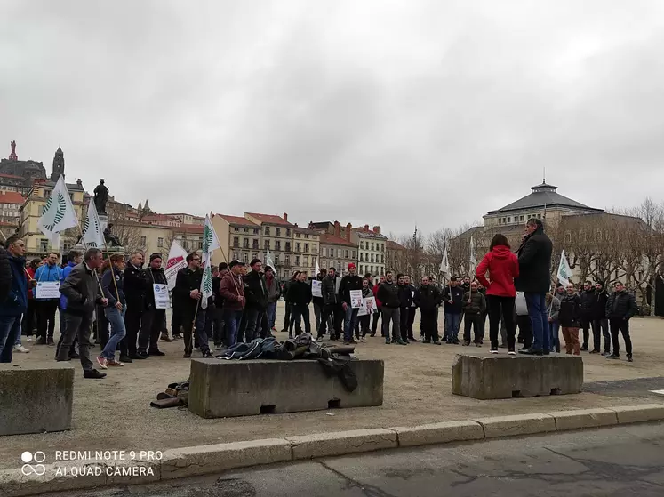 Les agriculteurs étaient nombreux devant la Préfecture, preuve que les difficultés sont grandes !