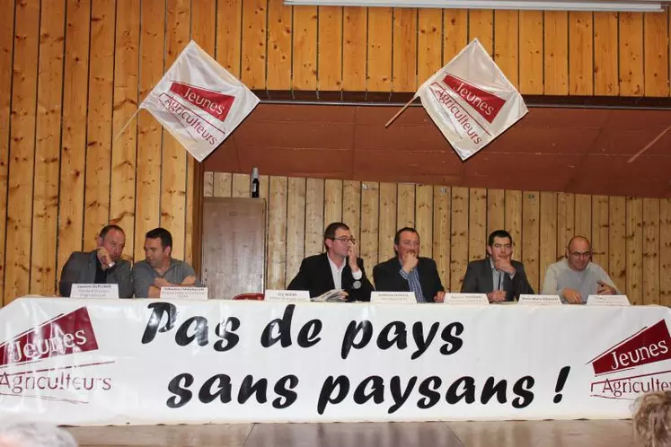 De gauche à droite : Laurent Duplomb, président de la Chambre départementale d’Agriculture ; Sébastien Mazallon, responsable Installation à JA AURA ; Éric Maire, Préfet ; Anthony Fayolle et Aymeric Soleilhac président et secrétaire général de JA43 ; Pierre-Marie Vouillot vice-président JA National, et Thierry Cubizolles, secrétaire général de la FDSEA43.