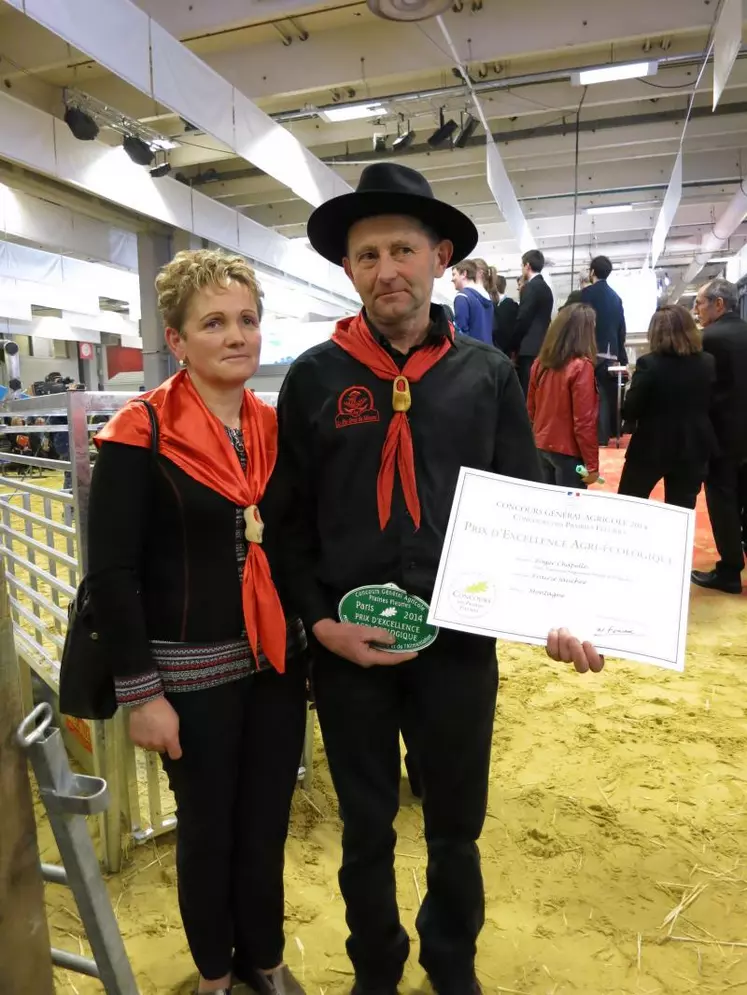 Roger et Roselyne Chapelle ont reçu des mains du Ministre Stéphane Le Foll, le Prix d’Excellence Agri Écologique pour leur prairie de fauche de montagne.