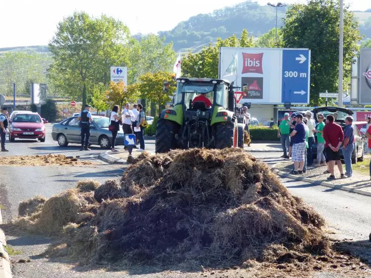 Mobilisation des éleveurs auvergnats, mercredi dernier au Carrefour d’Issoire.
